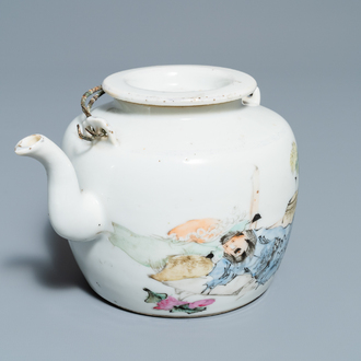 A Chinese qianjiang cai teapot and cover, 19/20th C.